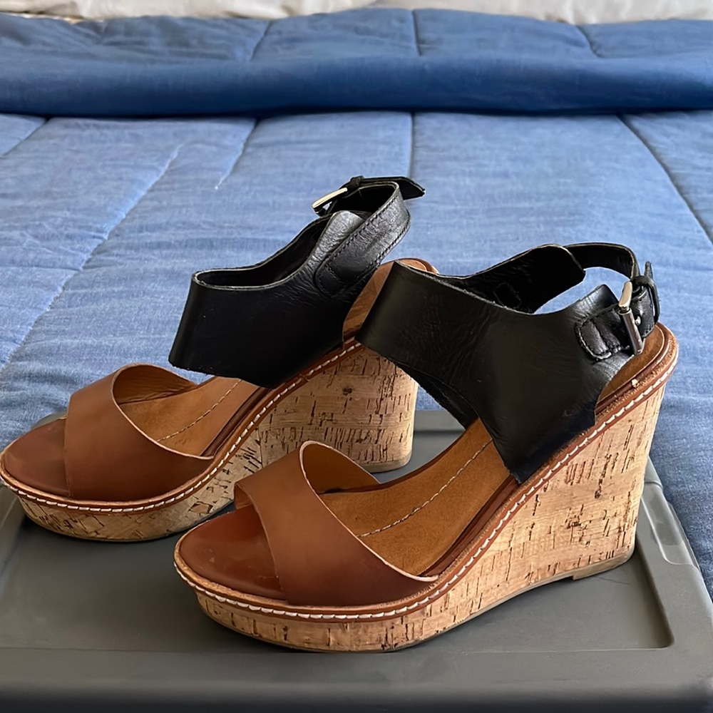 Black and tan wedges